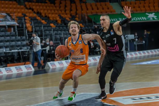 更展现出他 更展现出他